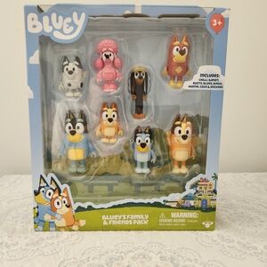 Family & Friends Action Figure Set - Multicolor